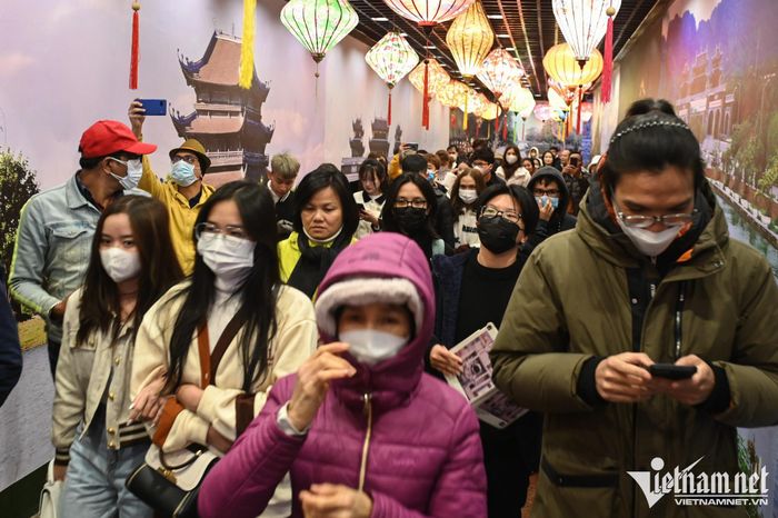 Ùn tắc thuyền bè khi hàng nghìn người đổ về Tràng An du xuân-6