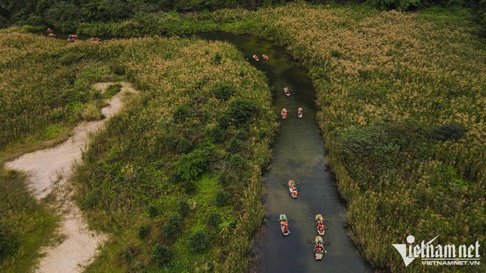 Ùn tắc thuyền bè khi hàng nghìn người đổ về Tràng An du xuân-8