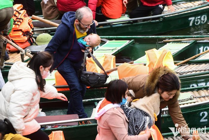 Ùn tắc thuyền bè khi hàng nghìn người đổ về Tràng An du xuân-4