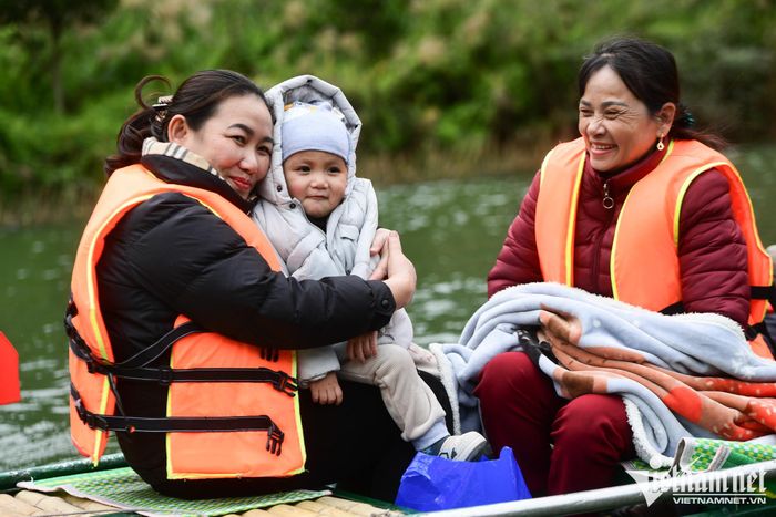 Ùn tắc thuyền bè khi hàng nghìn người đổ về Tràng An du xuân-12