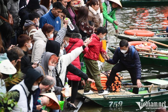 Ùn tắc thuyền bè khi hàng nghìn người đổ về Tràng An du xuân-3