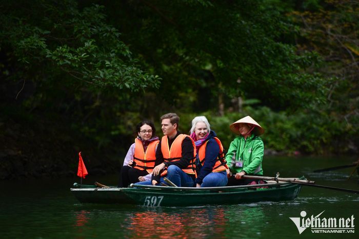 Ùn tắc thuyền bè khi hàng nghìn người đổ về Tràng An du xuân-11