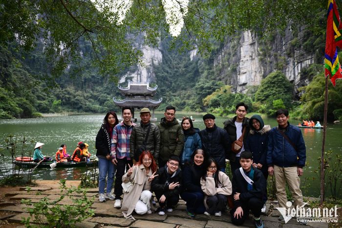 Ùn tắc thuyền bè khi hàng nghìn người đổ về Tràng An du xuân-10