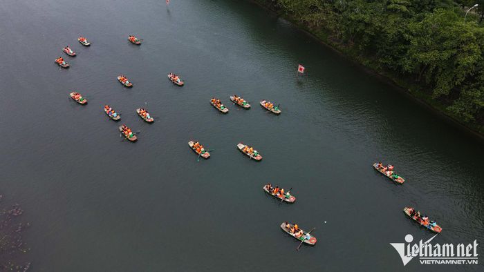 Ùn tắc thuyền bè khi hàng nghìn người đổ về Tràng An du xuân-17