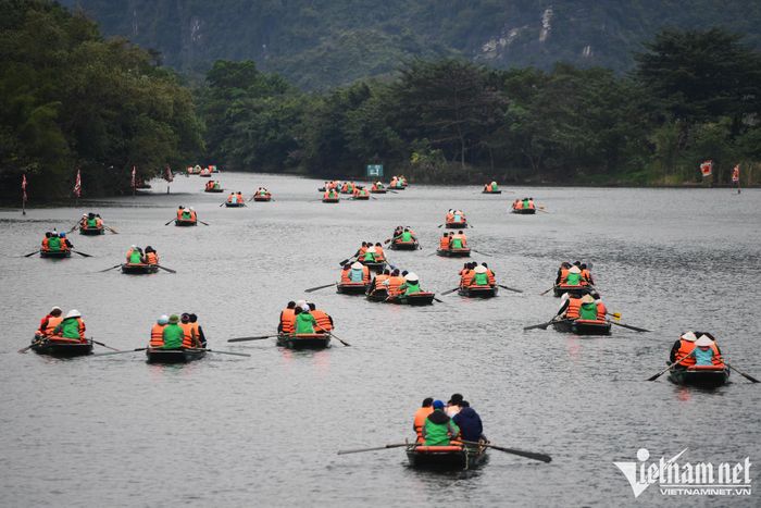 Ùn tắc thuyền bè khi hàng nghìn người đổ về Tràng An du xuân-7