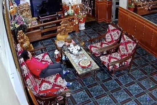 Rơi nước mắt cảnh bố mẹ lủi thủi ăn cơm ngày Tết, khi 4 con gái đều về nhà chồng