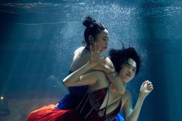 Ngọc Trinh cưa sừng làm nghé, xuống phố thử cảm giác lạ-11