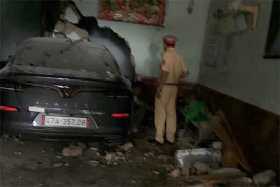 Ngủ trong nhà cũng bị xe con tông tử vong