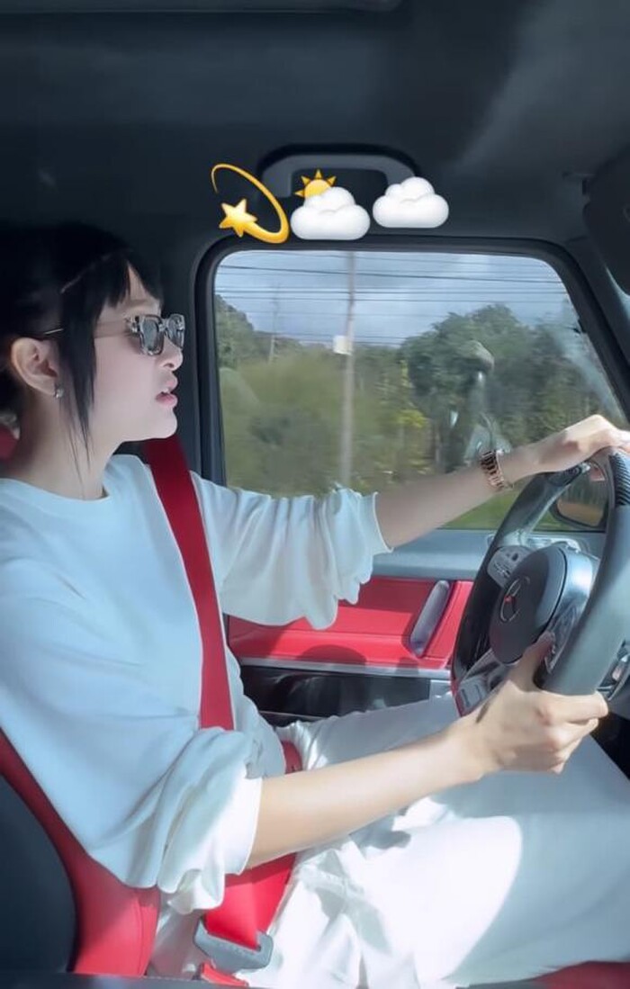 Hiền Hồ lộ diện với visual khác lạ trong xế hộp tiền tỷ, tự tin vừa lái xe vừa hát-1