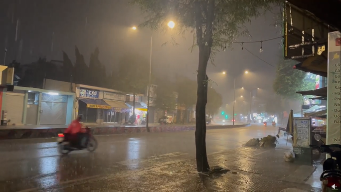 Chiều tối mồng 3 Tết: mưa to bất thường, cảnh báo ngập ở TP HCM, Bình Dương-1