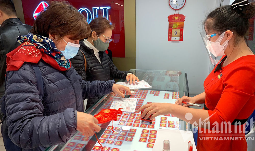 Chen chân mua vàng cầu may, vía Thần Tài 2023 là ngày nào?-1