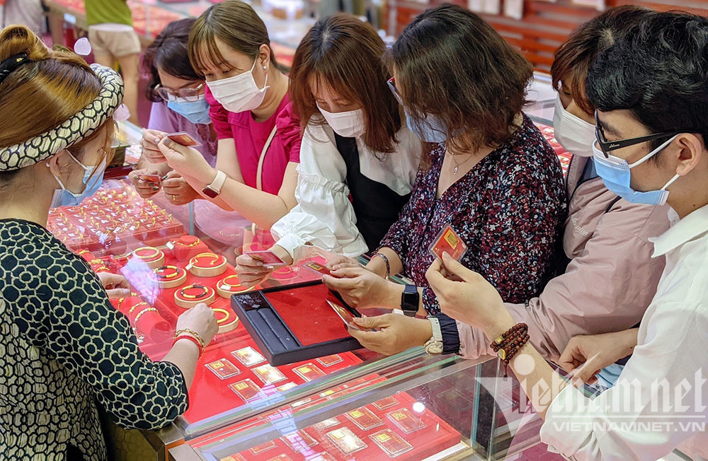 Chen chân mua vàng cầu may, vía Thần Tài 2023 là ngày nào?-2