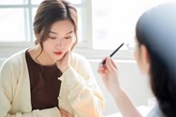 Ngạc nhiên khi chị gái nhờ tôi giữ giúp cuốn sổ đỏ