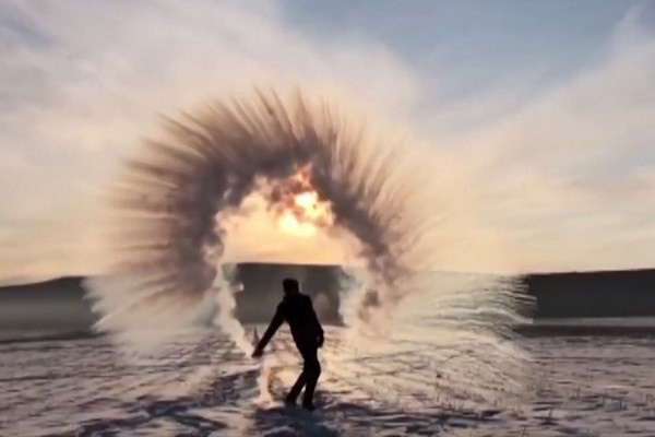 Lần đầu tiên trên thế giới có kỷ lục ngâm mình trong đá lạnh ở nữ giới-1