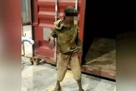 Nấp vào container khi chơi trốn tìm, cậu bé bị đưa đến quốc gia khác