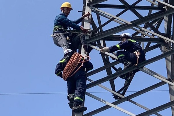 Cứu người phụ nữ 63 tuổi trèo lên cột điện cao 25m ở Hà Nội-1