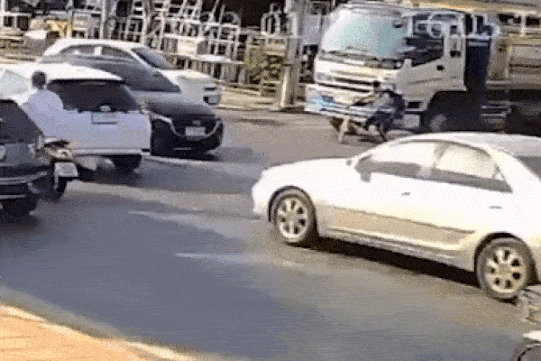 Thót tim cảnh nam sinh bị cuốn vào gầm xe tải vẫn sống sót thần kỳ