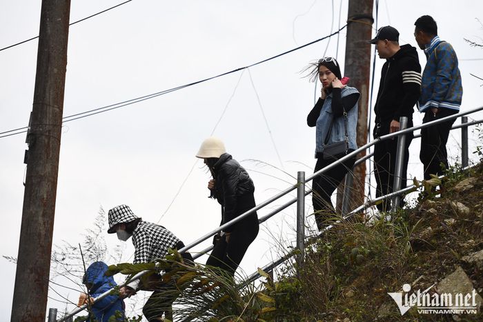 Du khách sốc nhiệt vì cái lạnh 4 độ C ngày Tết ở cổng trời Quản Bạ-3