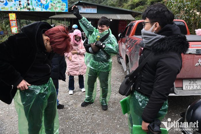 Du khách sốc nhiệt vì cái lạnh 4 độ C ngày Tết ở cổng trời Quản Bạ-8