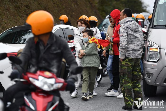 Du khách sốc nhiệt vì cái lạnh 4 độ C ngày Tết ở cổng trời Quản Bạ-1