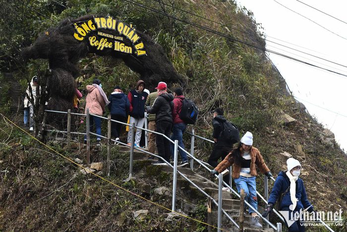 Du khách sốc nhiệt vì cái lạnh 4 độ C ngày Tết ở cổng trời Quản Bạ-2