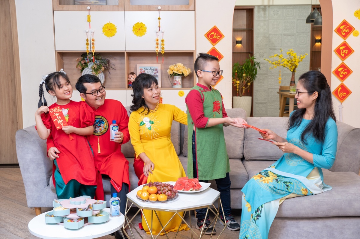 Sao lì xì của cậu lại nhiều hơn của tớ nhỉ? – Câu nói của con khiến tôi muốn độn thổ ở nhà sếp-1