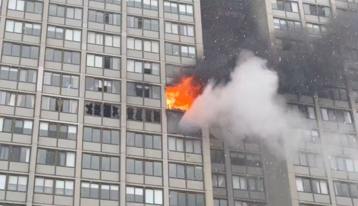 Cháy tòa nhà cao tầng ở Chicago khiến 1 người tử vong, 8 người bị thương-2
