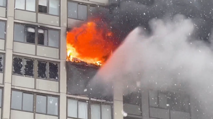 Cháy tòa nhà cao tầng ở Chicago khiến 1 người tử vong, 8 người bị thương-1
