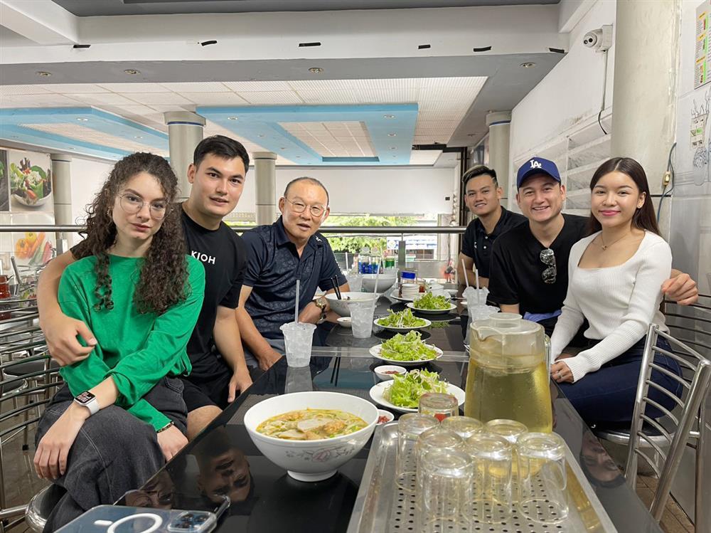 Cảnh đón Tết trái ngược của Quế Ngọc Hải - Đặng Văn Lâm-4