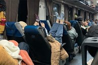 Dân mạng bức xúc cô gái gác chân lên ghế trên tàu lửa, suýt trúng cả đầu cụ lớn tuổi