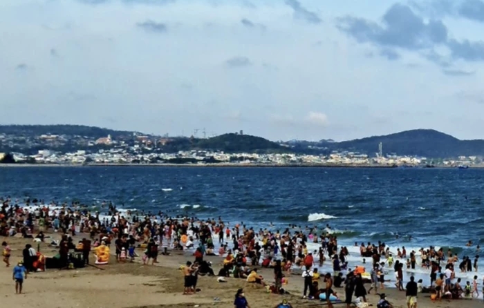 Một du khách ở TP.HCM bị sóng lớn cuốn trôi ở biển Phan Thiết-1