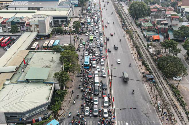 Người dân ùn ùn trở lại sau kỳ nghỉ Tết Âm lịch, cửa ngõ Thủ đô kẹt cứng-1