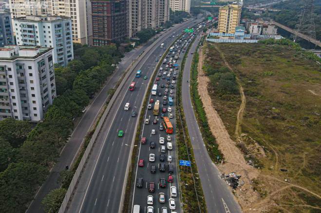 Người dân ùn ùn trở lại sau kỳ nghỉ Tết Âm lịch, cửa ngõ Thủ đô kẹt cứng-3