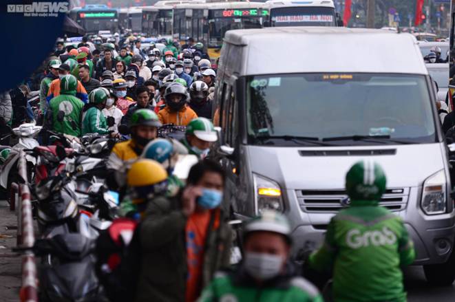 Người dân ùn ùn trở lại sau kỳ nghỉ Tết Âm lịch, cửa ngõ Thủ đô kẹt cứng-6
