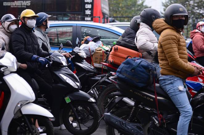 Người dân ùn ùn trở lại sau kỳ nghỉ Tết Âm lịch, cửa ngõ Thủ đô kẹt cứng-19