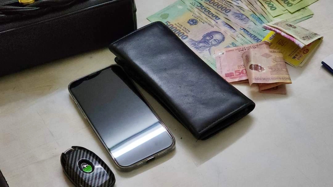 Giật túi xách, đang định vứt lại giấy tờ cho bị hại thì bị bắt-2