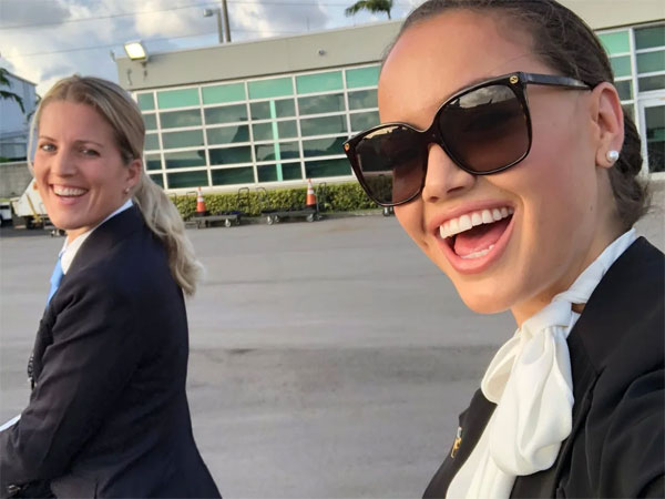 Nghề làm tiếp viên hàng không cho giới siêu giàu: Thu nhập lớn nhưng áp lực trên trời-1