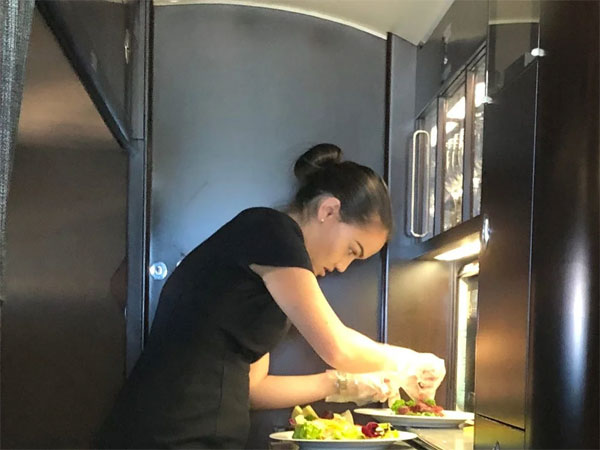 Nghề làm tiếp viên hàng không cho giới siêu giàu: Thu nhập lớn nhưng áp lực trên trời-5