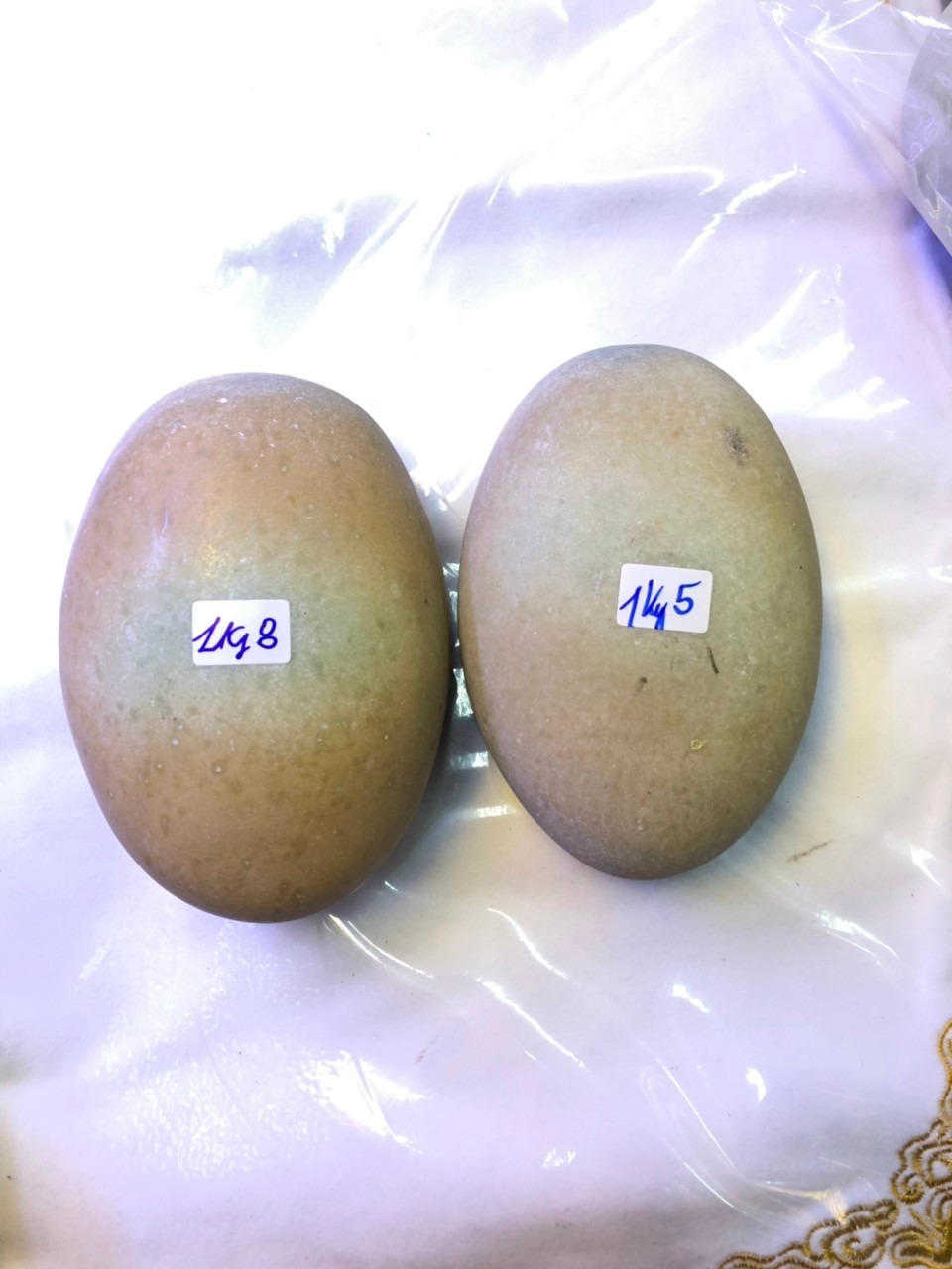 Kỳ lạ loại đá có thể phát sáng, giá hàng chục triệu/viên vẫn cháy” hàng-3