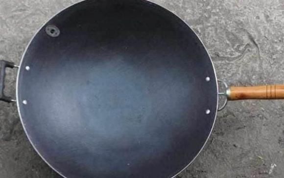 Chảo sắt nấu ăn ngon nhưng rất dễ bị rỉ sét, làm cách nào để loại bỏ vết gỉ sét này?-1