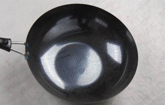 Chảo sắt nấu ăn ngon nhưng rất dễ bị rỉ sét, làm cách nào để loại bỏ vết gỉ sét này?-2