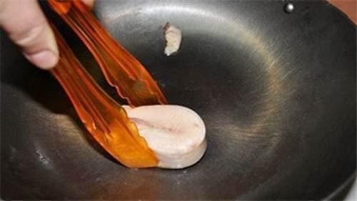 Chảo sắt nấu ăn ngon nhưng rất dễ bị rỉ sét, làm cách nào để loại bỏ vết gỉ sét này?-3