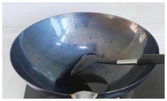 Chảo sắt nấu ăn ngon nhưng rất dễ bị rỉ sét, làm cách nào để loại bỏ vết gỉ sét này?-4