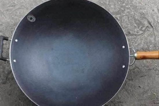 Chảo sắt nấu ăn ngon nhưng rất dễ bị rỉ sét, làm cách nào để loại bỏ vết gỉ sét này?