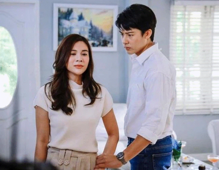 Bắt tại trận chồng ôm ấp người yêu cũ ở quán cà phê vẫn xơi xơi cãi... vô tư-1