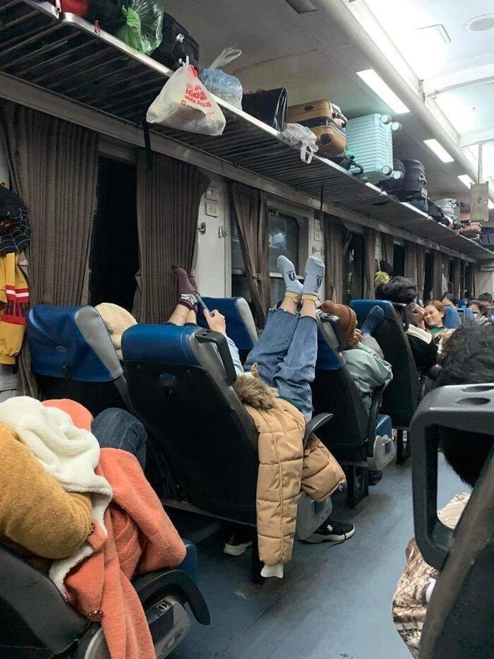 Dân mạng bức xúc cô gái gác chân lên ghế trên tàu lửa, suýt trúng cả đầu cụ lớn tuổi-1