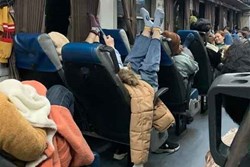 Dân mạng bức xúc cô gái gác chân lên ghế trên tàu lửa, suýt trúng cả đầu cụ lớn tuổi