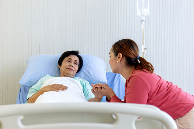 Con dâu tiêu tiền như nước nhưng mẹ chồng ốm lại không đưa xu nào chữa bệnh và cái kết-2