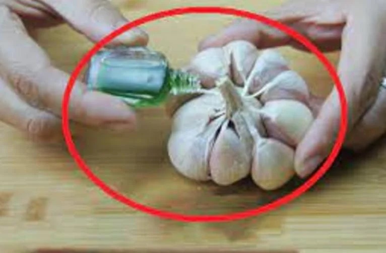 Nhỏ vài giọt dầu gió lên tỏi: Mang lợi ích tuyệt vời, giải quyết vấn đề cả đàn ông và phụ nữ gặp phải-1