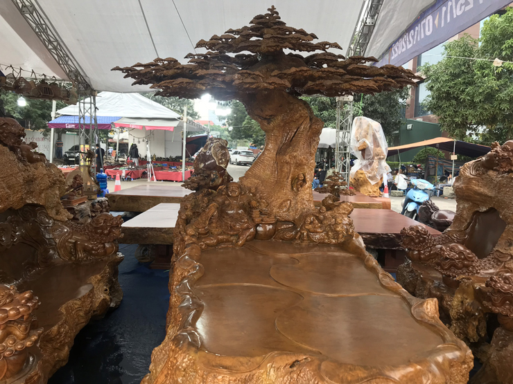 Chiêm ngưỡng bộ bàn ghế làm từ gỗ nu trai nặng 6 tấn, giá bán 4 tỷ đồng-2